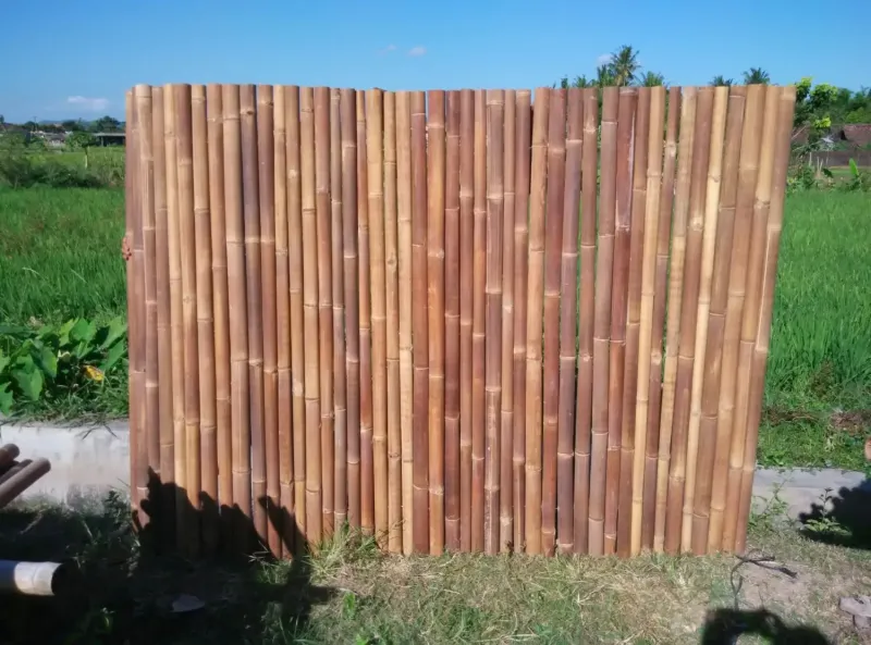 Bambuszaun "Malang", Wulung (braun-schwarz) mit flexiblem Edelstahl. Durchmesser 3-5cm 180x180 cm Höhe. 